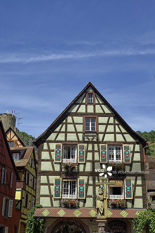 圣十字教堂前的喷泉半timbered房屋图片素材