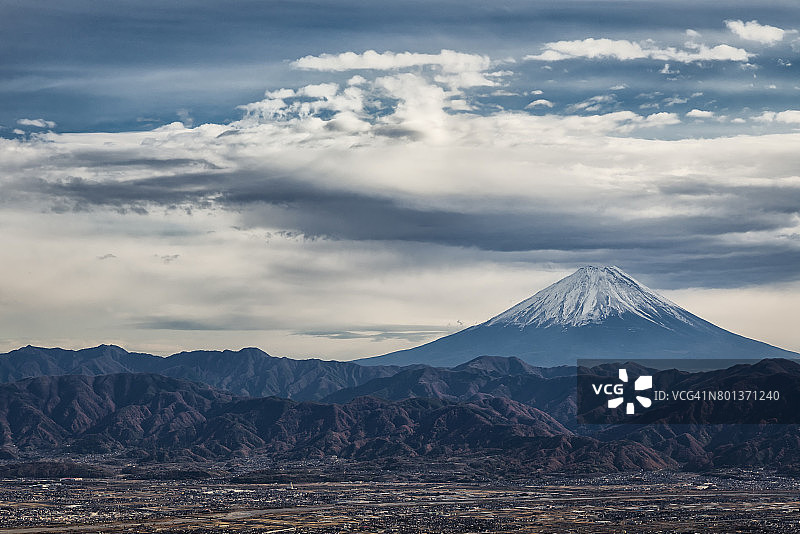 甲府盆地上空的富士山图片素材