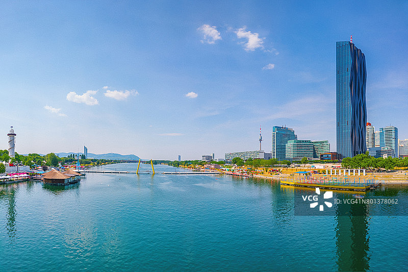 维也纳城市风光：多瑙河与维也纳国际中心图片素材