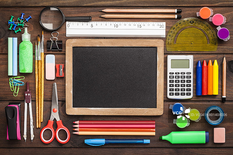木桌上带有学习用品的黑板俯视图图片素材