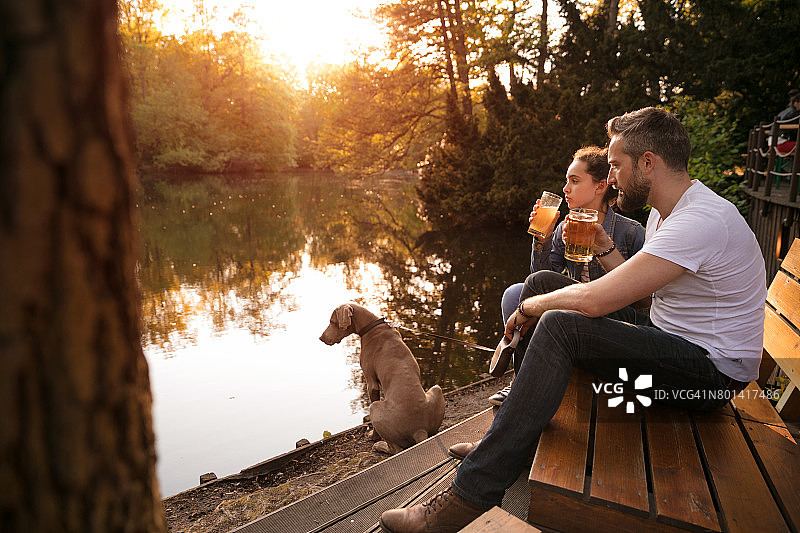父女一起饮用饮品图片素材