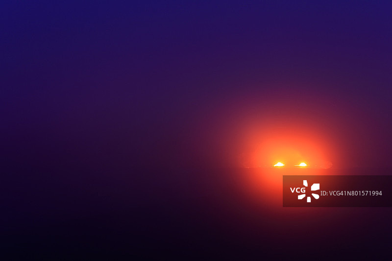 熔岩与雾中的月光蓝调图片素材