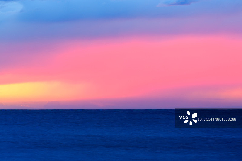 月光蓝——粉色与蓝色日落图片素材