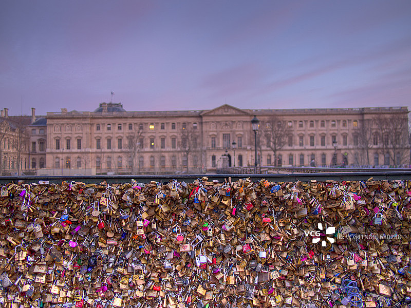 艺术桥上的锁象征着对永恒爱情的渴望。超过16000个锁被情侣们留在巴黎艺术桥上，法国图片素材