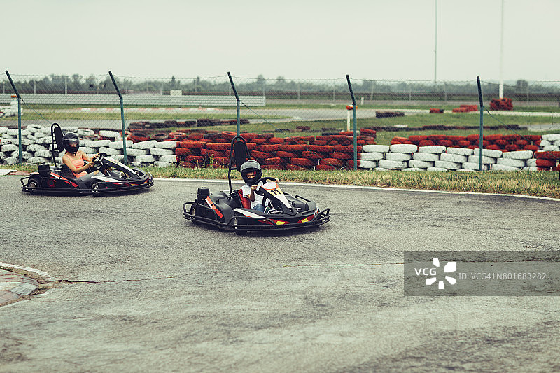 母子卡丁车图片素材