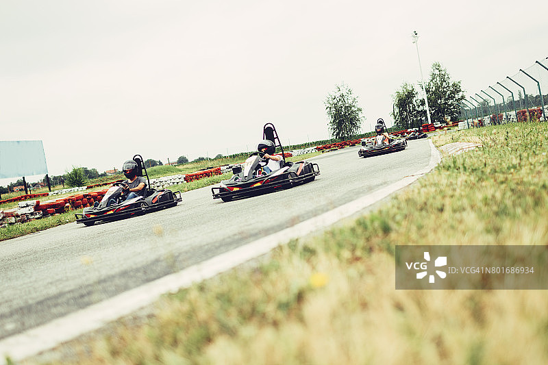 卡丁车全家游图片素材