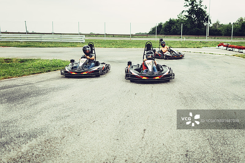 卡丁车全家游图片素材