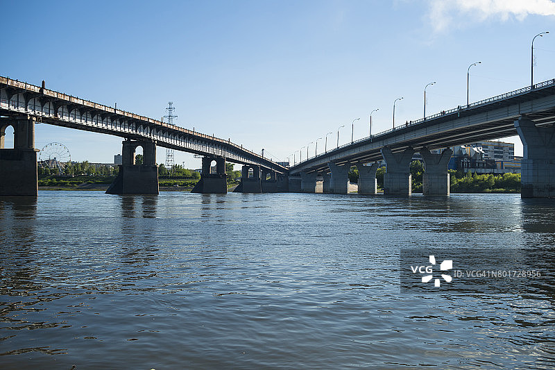 克麦罗沃，西伯利亚的新旧交通桥图片素材