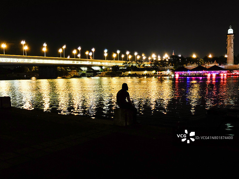 男人在海滨等候图片素材