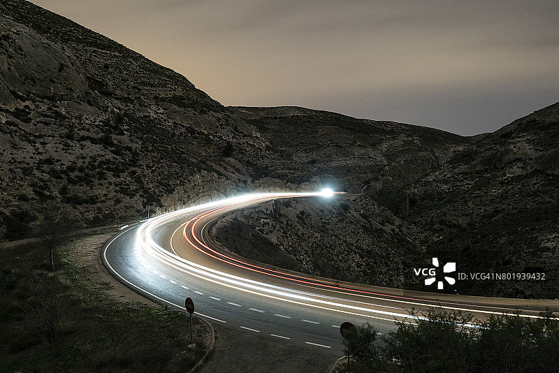 夜间山路车辆灯光图片素材