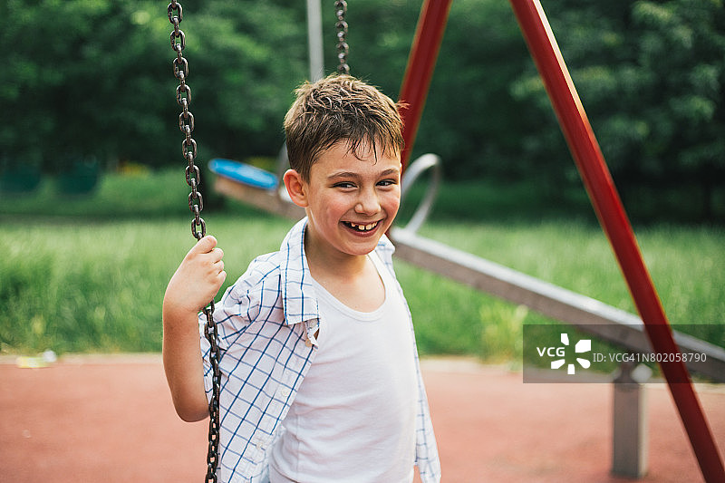 想看看我能荡多高吗？图片素材