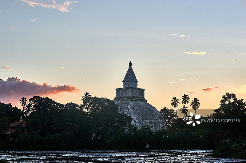 日落时分的蒂瑟默哈拉默佛塔图片素材