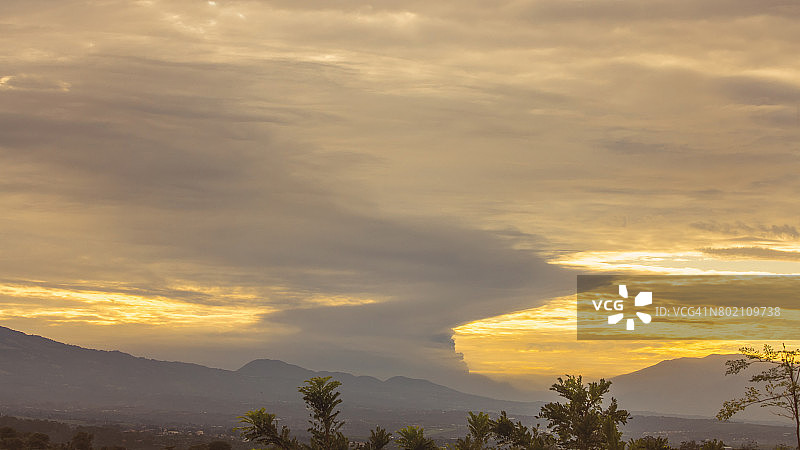 哥斯达黎加清晨的火山景观图片素材