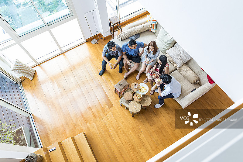 庆祝派对上亚洲朋友团体的俯视图图片素材