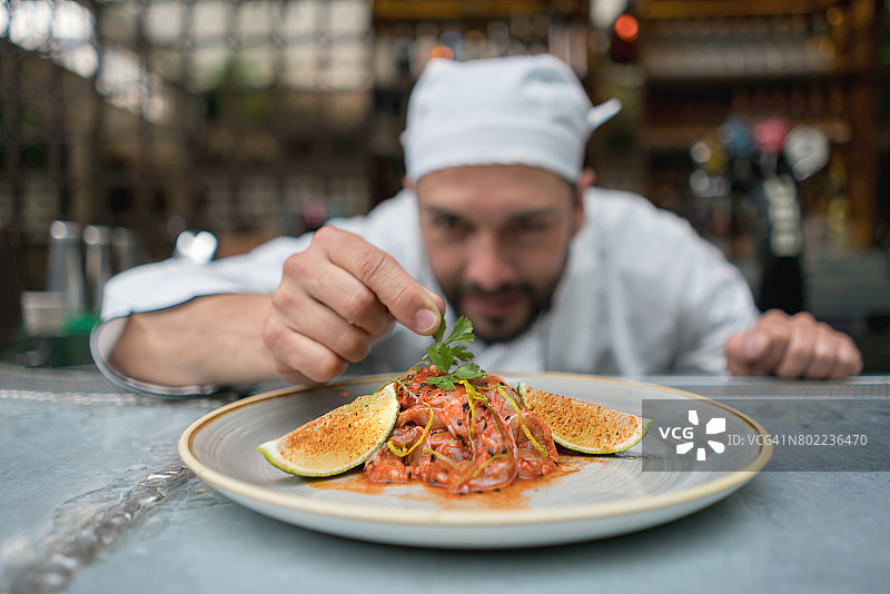 厨师在餐厅装饰餐盘图片素材