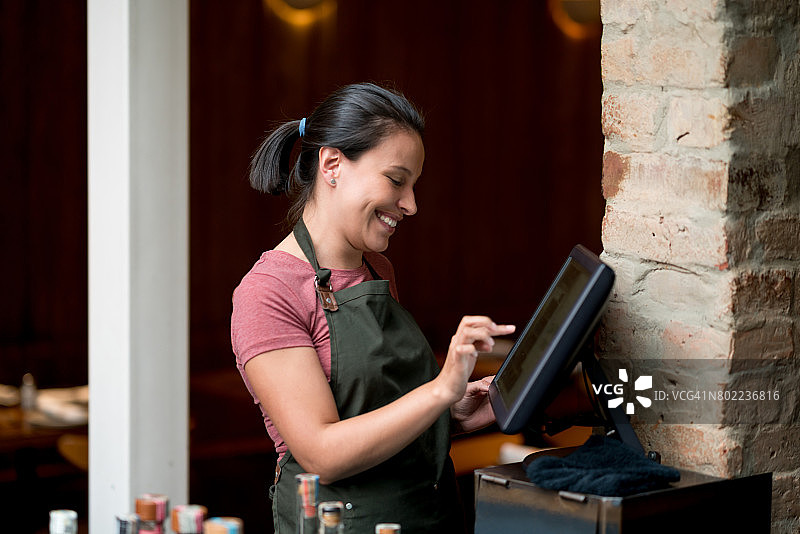 女服务员在电脑上下订单图片素材