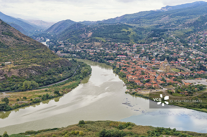 阿拉格维河与姆茨赫塔圣十字教堂图片素材