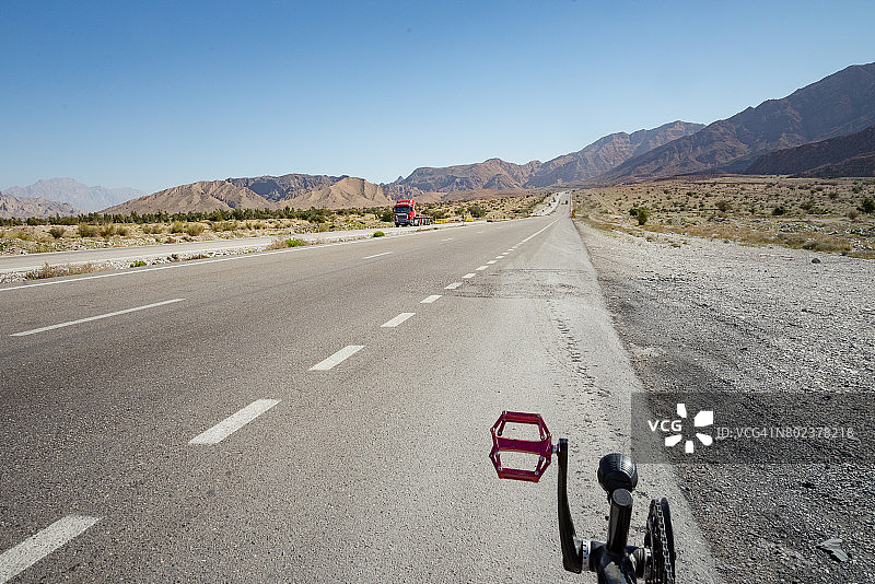 中东霍尔木兹甘省哈吉阿巴德县的躺式自行车之旅图片素材