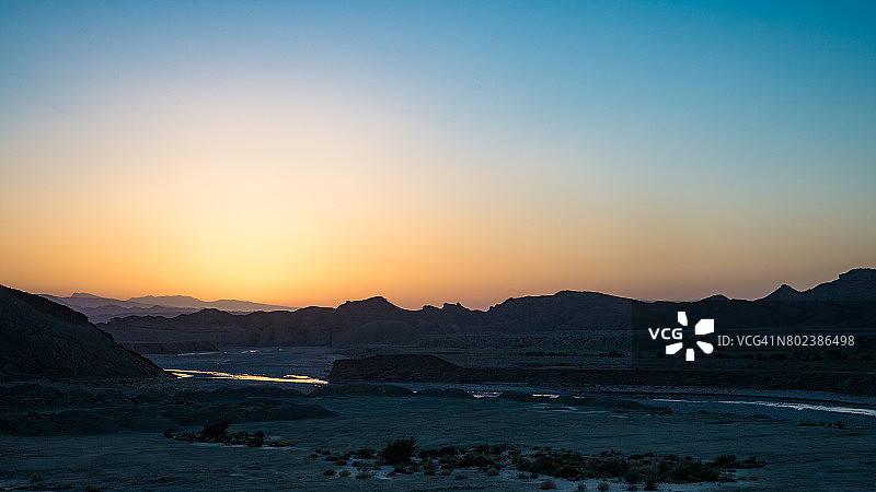 伊朗南部霍尔木兹甘省阿巴斯港附近偏远地区的暮色图片素材