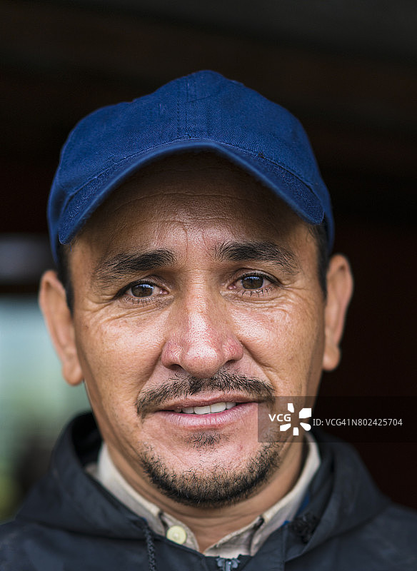 哥斯达黎加阿雷纳火山脚下的当地男人的肖像图片素材