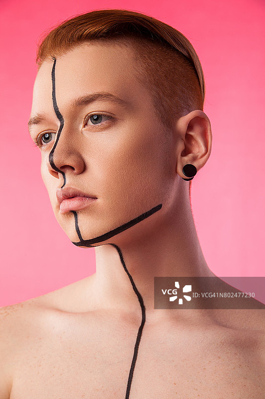 脸上画着黑色线条的年轻男人图片素材