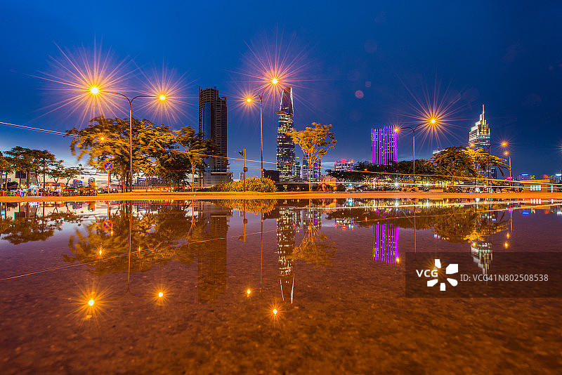 越南胡志明市行政商业区倒影图片素材