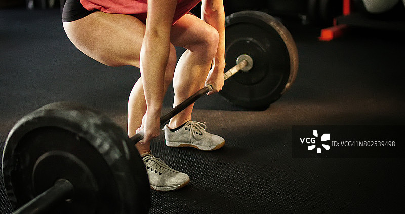 在健身房的年轻女子图片素材