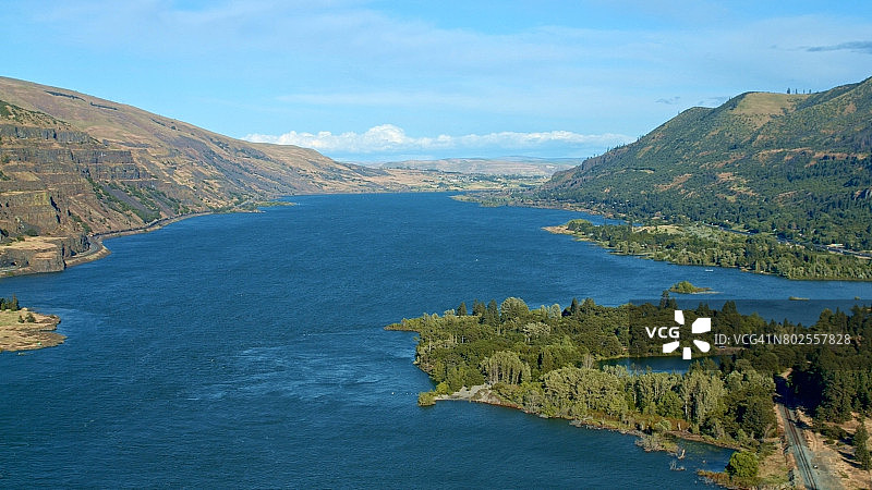 I84公路通往达勒斯和哥伦比亚河峡谷的景色，罗威纳山脊哥伦比亚河峡谷野花草地图片素材