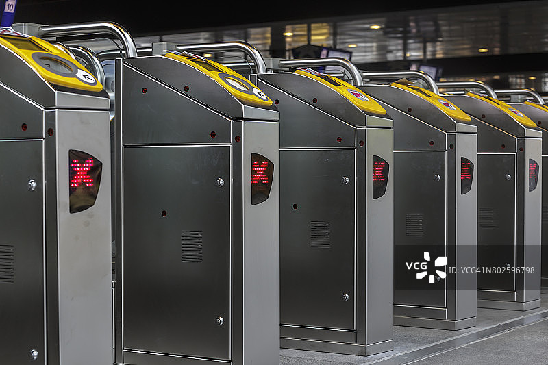 荷兰海牙中央车站的检票闸机图片素材