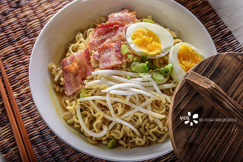 培根溏心蛋拉面与海苔图片素材