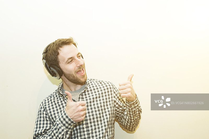 男子正在听音乐图片素材