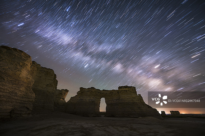 堪萨斯州纪念碑岩石星轨图片素材