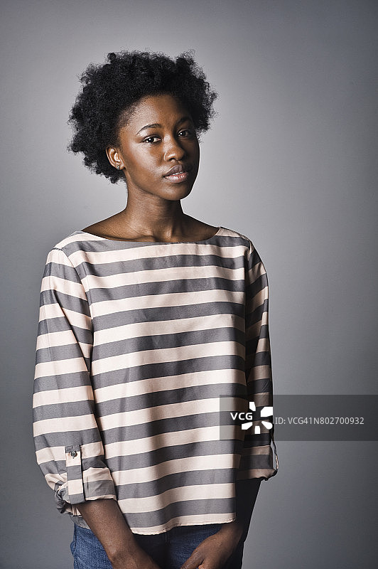 年轻非裔美国女性肖像图片素材