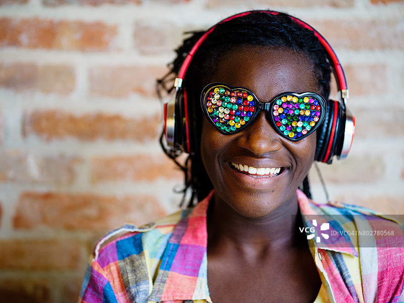 年轻有趣的非洲女性肖像图片素材