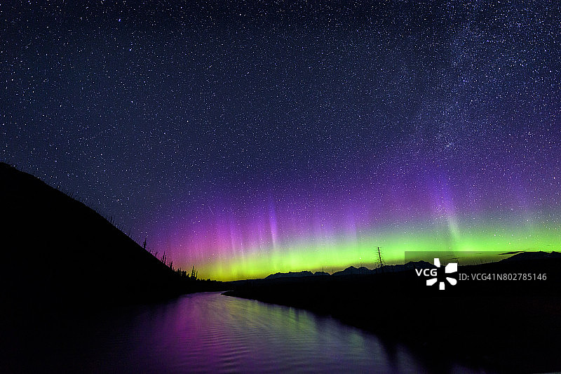 冰川国家公园北叉平头河上空的北极光，蒙大拿州图片素材