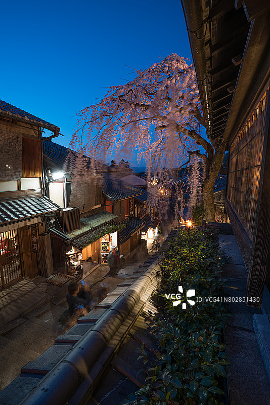 日本京都府京都市东山区的三年坂阶梯步道旁的房屋图片素材