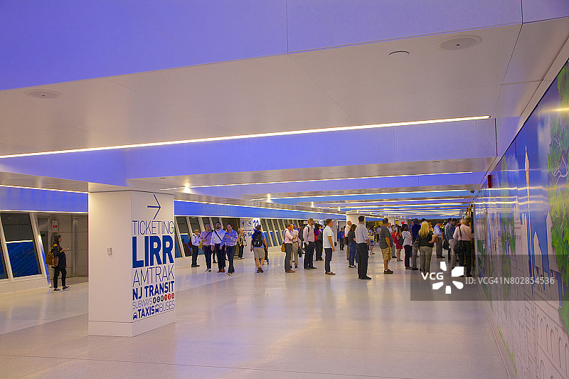 纽约市新法利邮局/宾州车站连接处的通勤者图片素材