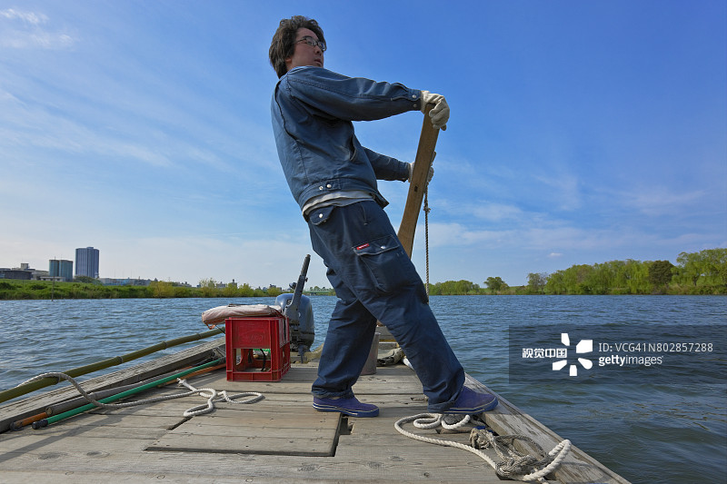 日本东京江户川上的摇橹船工图片素材