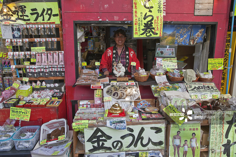 日本东京柴又车站友好的纪念品商店图片素材