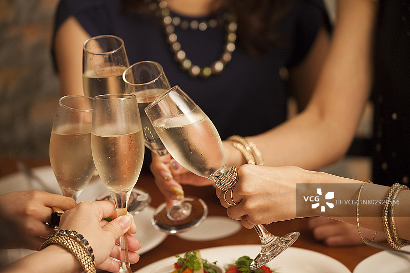 女孩们举杯庆祝的特写图片素材