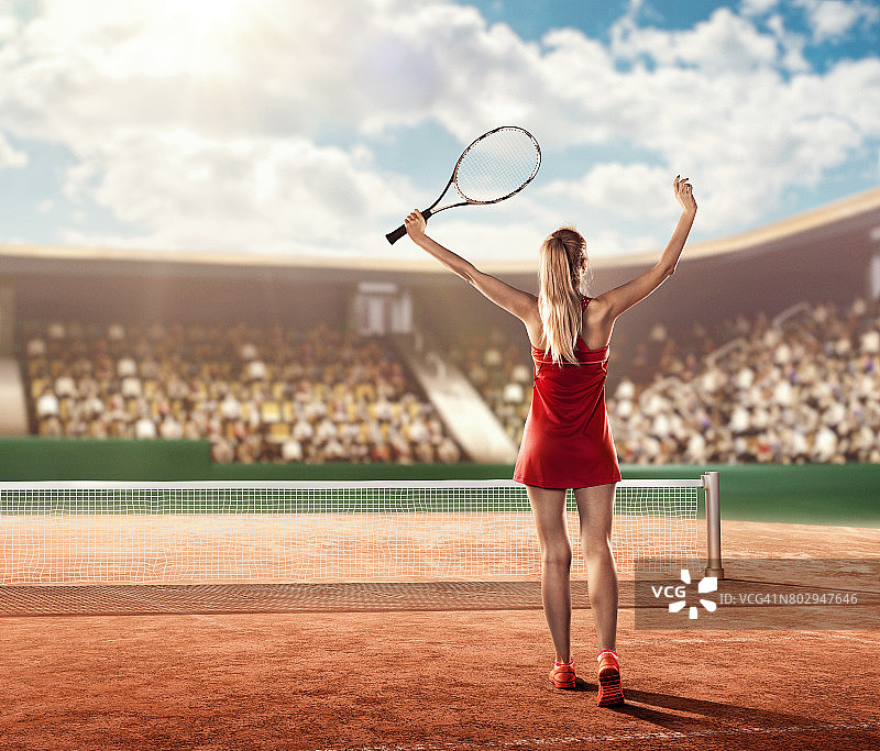 网球场上庆祝胜利的女网球运动员图片素材