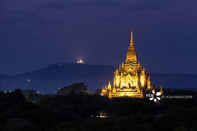 缅甸曼德勒蒲甘瑞古寺的Gawdawpalin宝塔暮色图片素材