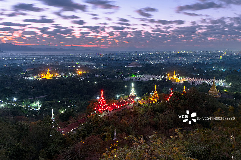 从曼德勒山看到的曼德勒城市美丽日出，缅甸图片素材