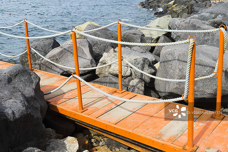 阿马尔菲海岸的橙色木制走道图片素材