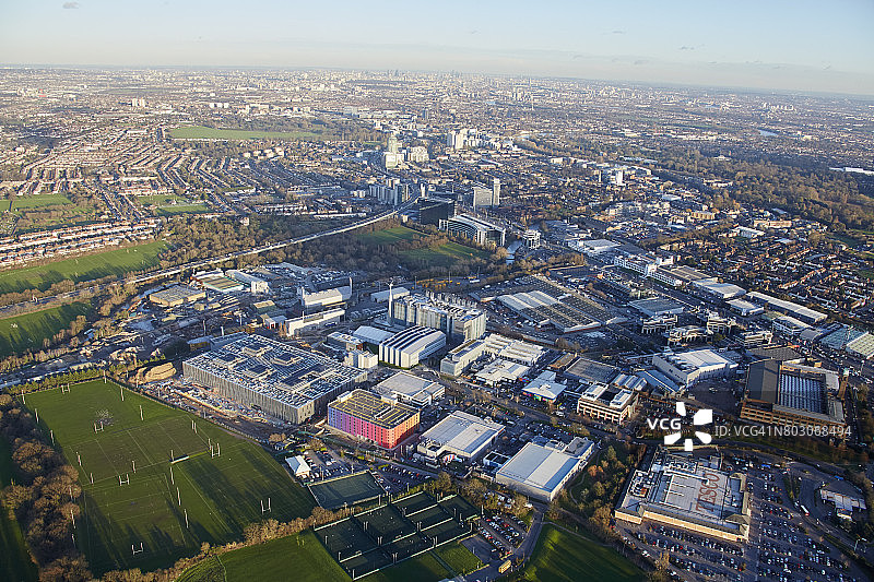 布伦特福德和天空工作室东部的航拍景观，艾尔沃斯，英国图片素材