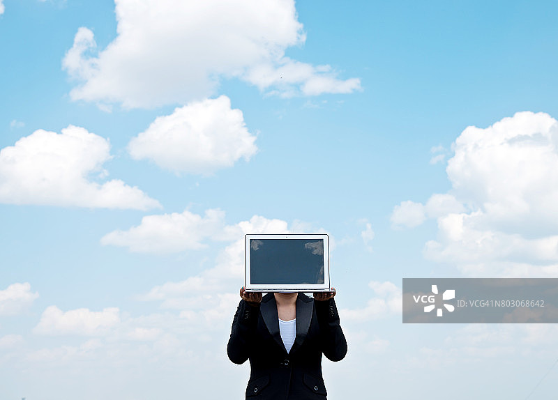 女人拿着笔记本电脑图片素材