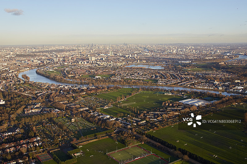 英国伦敦奇斯威克公墓和国王运动场东北部航拍图片素材