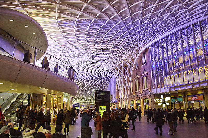 夜晚的国王十字车站大厅图片素材