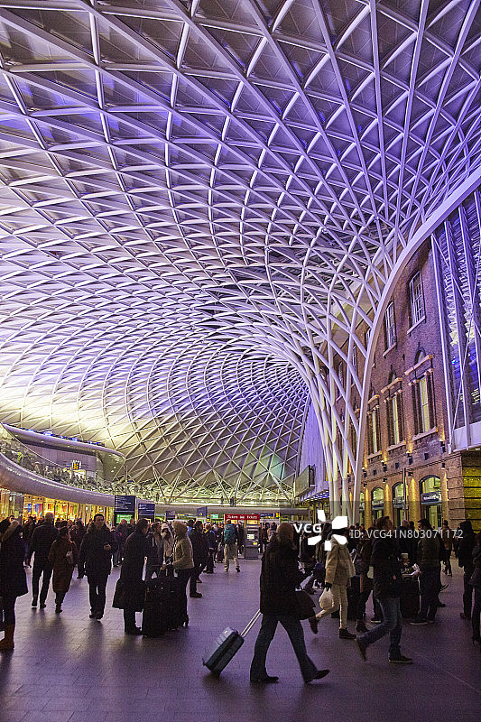 夜晚的国王十字车站大厅图片素材