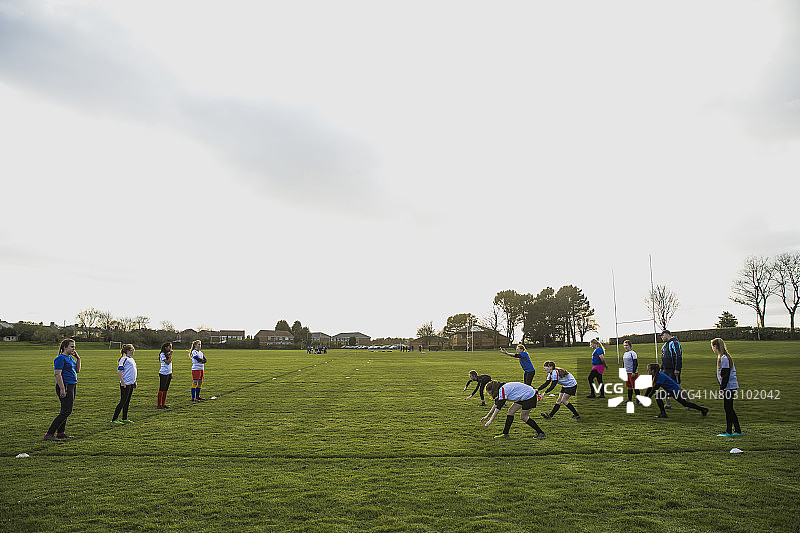 赛前正在伸展身体的女子橄榄球队员图片素材